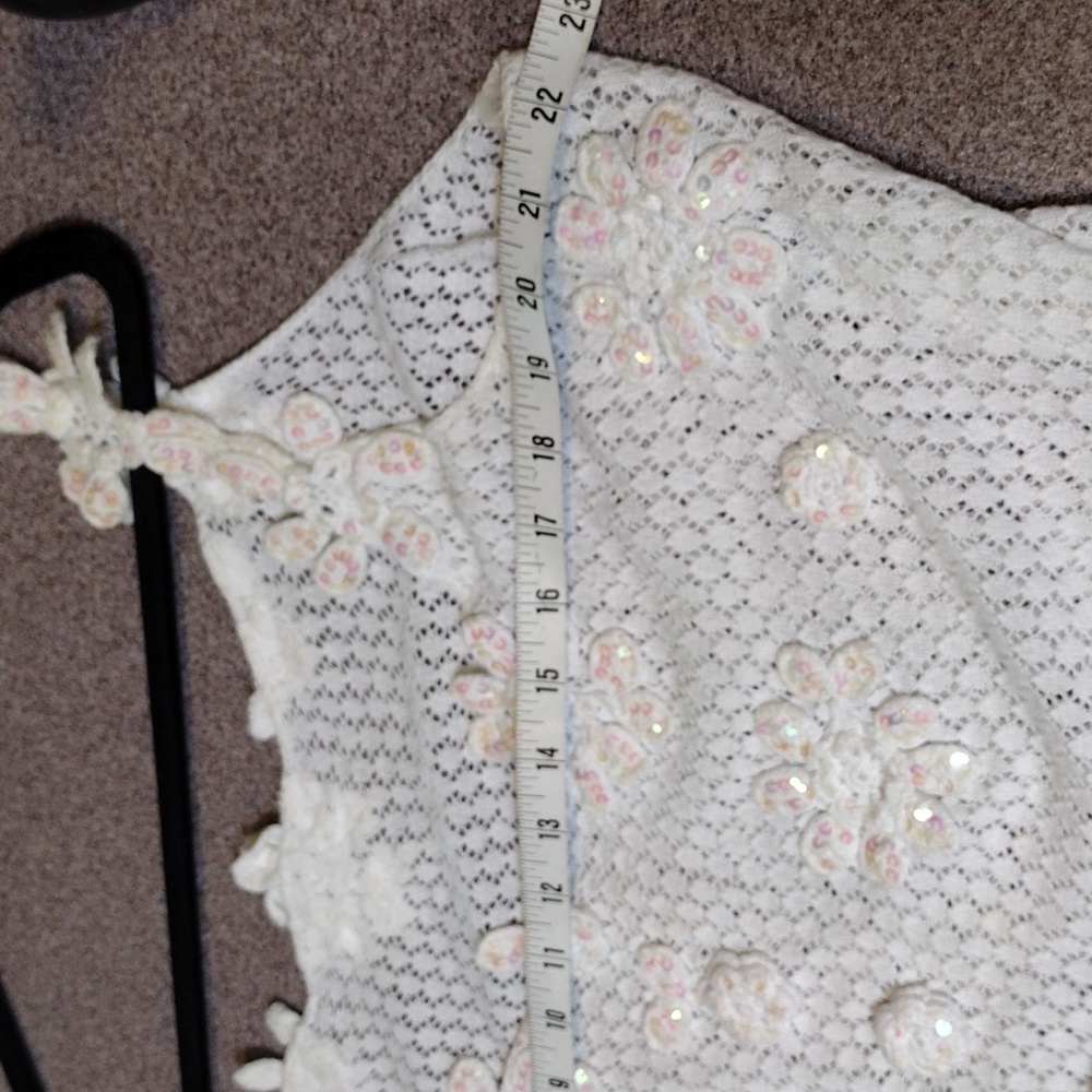 💥VINTAGE Newport News White Knit Tank Top With Delicate Sequin Crochet Flowers - Picture 3 of 13